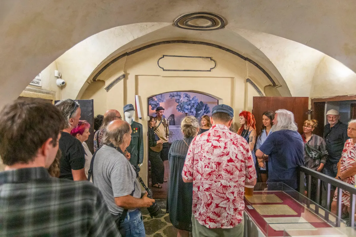 Zahájení výstavy Hortus saxorum — návštěvníci v klenutém sále Šatlavy